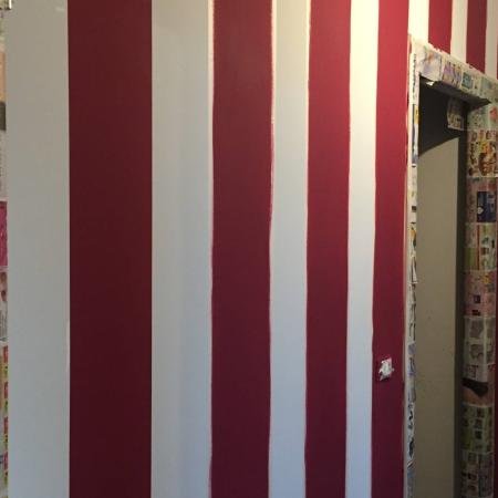 Tinteggiatura strisce verticali bianco rosso